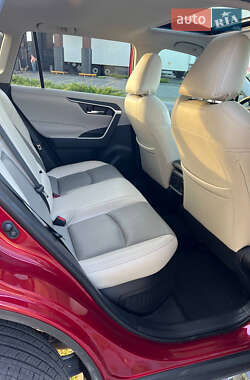 Позашляховик / Кросовер Toyota RAV4 2020 в 