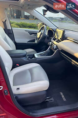 Позашляховик / Кросовер Toyota RAV4 2020 в 
