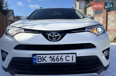 Позашляховик / Кросовер Toyota RAV4 2016 в 