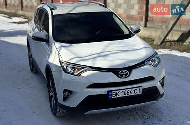 Позашляховик / Кросовер Toyota RAV4 2016 в 