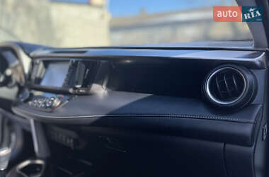 Позашляховик / Кросовер Toyota RAV4 2016 в 