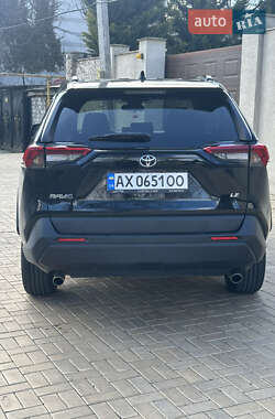 Внедорожник / Кроссовер Toyota RAV4 2019 в 