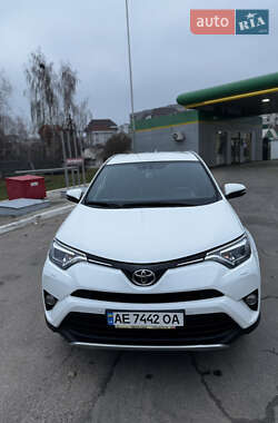 Внедорожник / Кроссовер Toyota RAV4 2017 в 