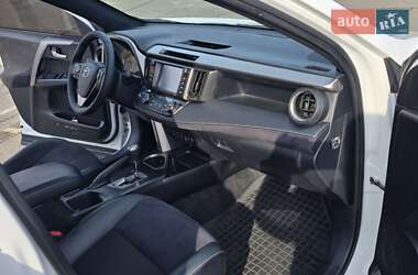 Внедорожник / Кроссовер Toyota RAV4 2017 в 