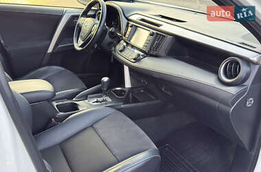 Внедорожник / Кроссовер Toyota RAV4 2015 в 