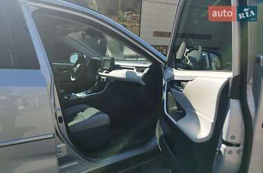 Внедорожник / Кроссовер Toyota RAV4 2019 в 