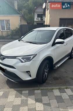 Внедорожник / Кроссовер Toyota RAV4 2017 в 