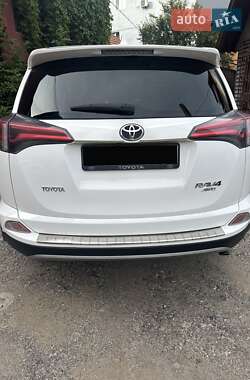 Внедорожник / Кроссовер Toyota RAV4 2017 в 