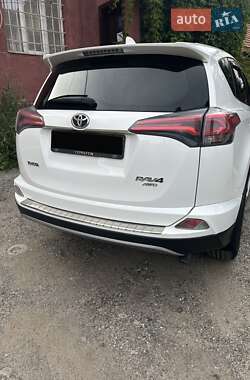 Внедорожник / Кроссовер Toyota RAV4 2017 в 