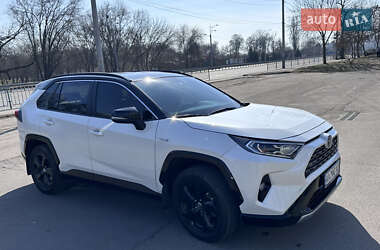 Внедорожник / Кроссовер Toyota RAV4 2021 в 