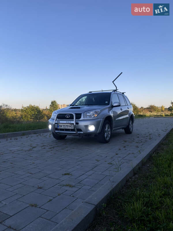 Позашляховик / Кросовер Toyota RAV4 2004 в Здолбуніві