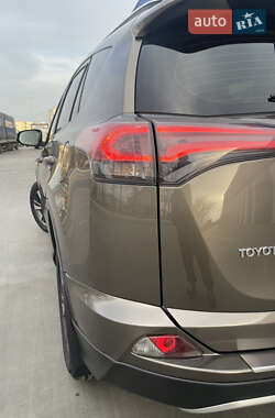Внедорожник / Кроссовер Toyota RAV4 2017 в 