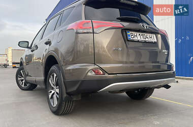 Внедорожник / Кроссовер Toyota RAV4 2017 в 
