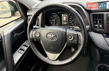 Внедорожник / Кроссовер Toyota RAV4 2017 в 
