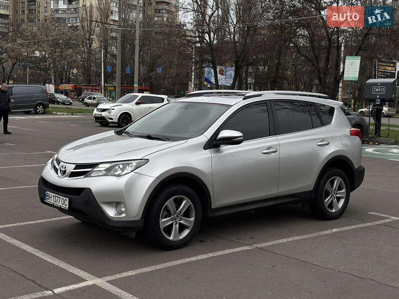 Позашляховик / Кросовер Toyota RAV4 2015 в 