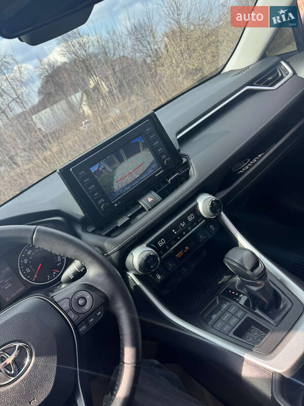 Позашляховик / Кросовер Toyota RAV4 2020 в Сумах