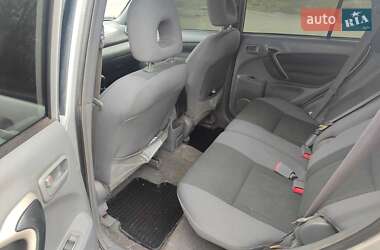 Позашляховик / Кросовер Toyota RAV4 2002 в 