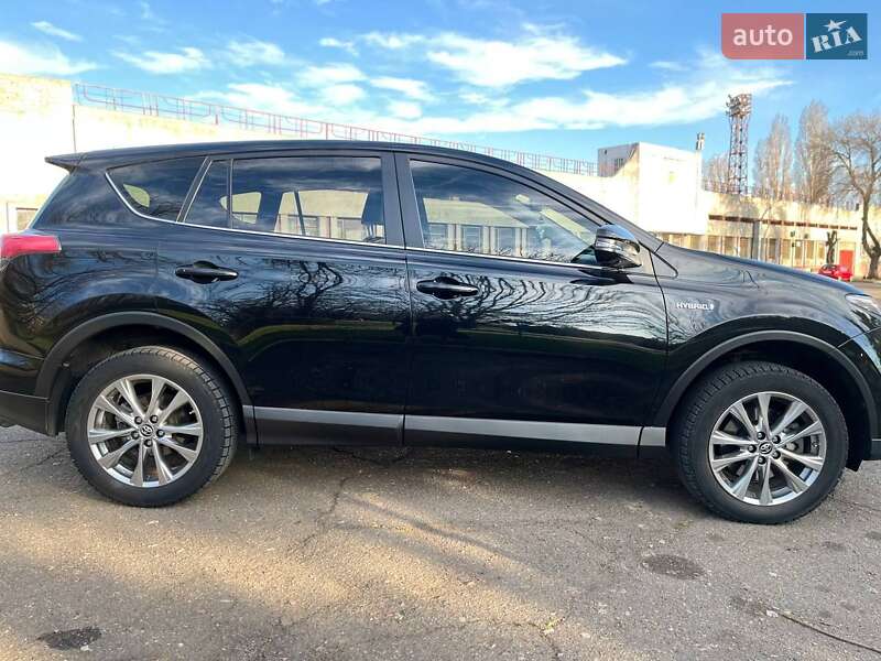 Позашляховик / Кросовер Toyota RAV4 2017 в Южноукраїнську