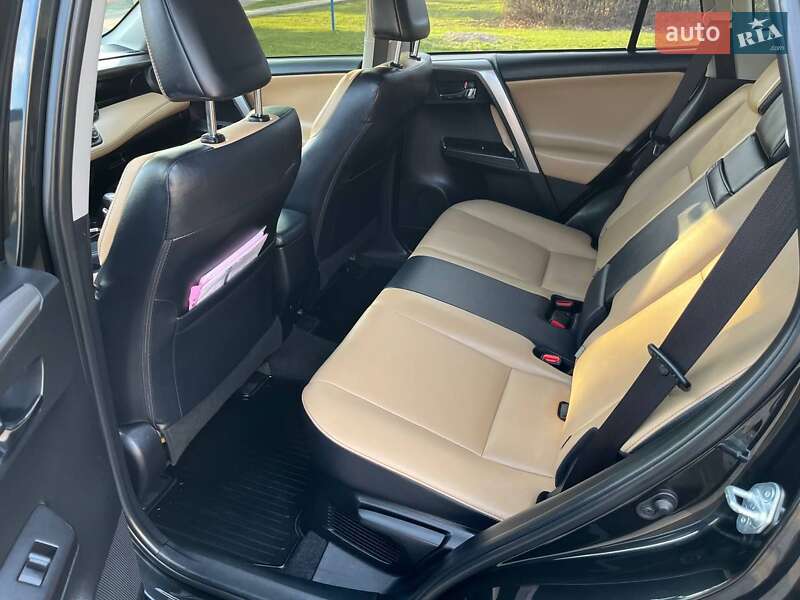 Позашляховик / Кросовер Toyota RAV4 2017 в Южноукраїнську