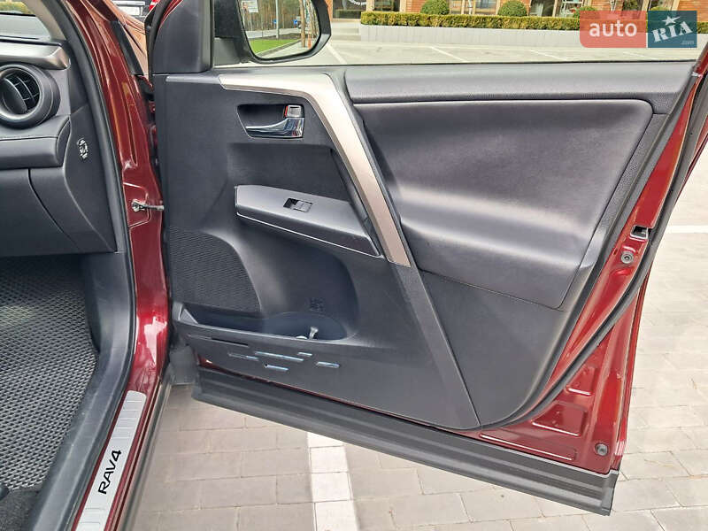 Внедорожник / Кроссовер Toyota RAV4 2015 в 