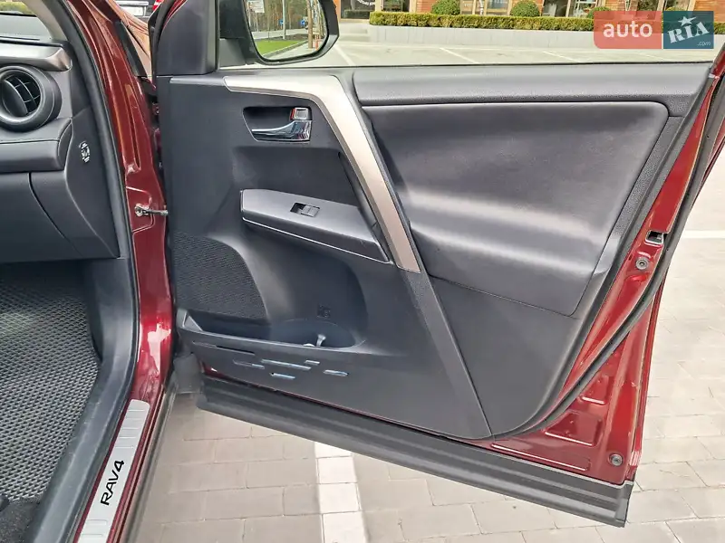 Внедорожник / Кроссовер Toyota RAV4 2015 в 