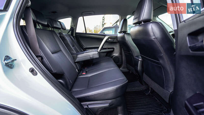 Внедорожник / Кроссовер Toyota RAV4 2017 в Львове