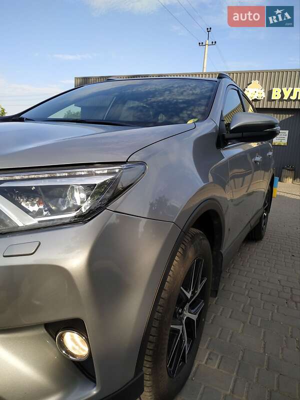 Позашляховик / Кросовер Toyota RAV4 2017 в Кам'янському