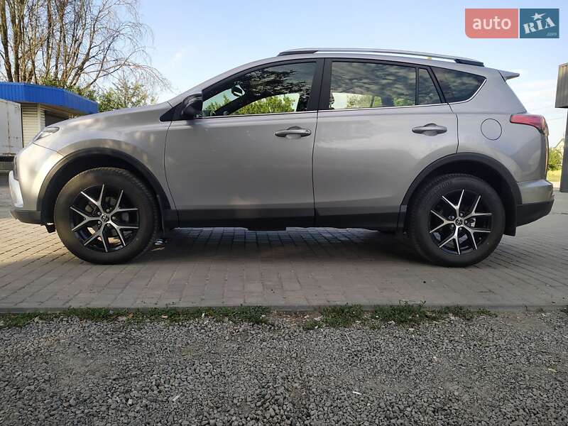 Позашляховик / Кросовер Toyota RAV4 2017 в Кам'янському