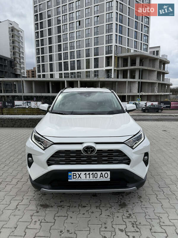 Внедорожник / Кроссовер Toyota RAV4 2019 в 