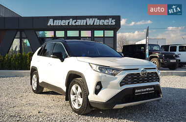 Позашляховик / Кросовер Toyota RAV4 2020 в 
