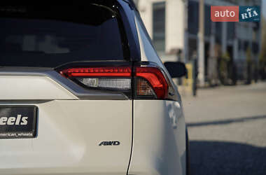 Позашляховик / Кросовер Toyota RAV4 2020 в 