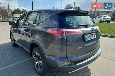 Внедорожник / Кроссовер Toyota RAV4 2015 в 