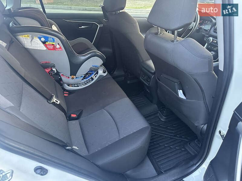 Позашляховик / Кросовер Toyota RAV4 2022 в Тячеві