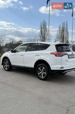 Внедорожник / Кроссовер Toyota RAV4 2016 в 
