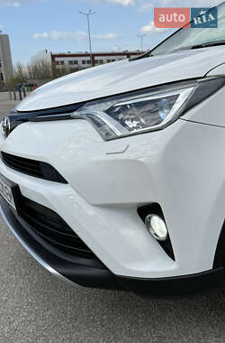 Внедорожник / Кроссовер Toyota RAV4 2016 в 