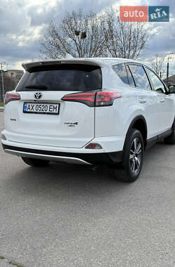 Внедорожник / Кроссовер Toyota RAV4 2016 в 