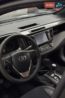 Внедорожник / Кроссовер Toyota RAV4 2016 в 