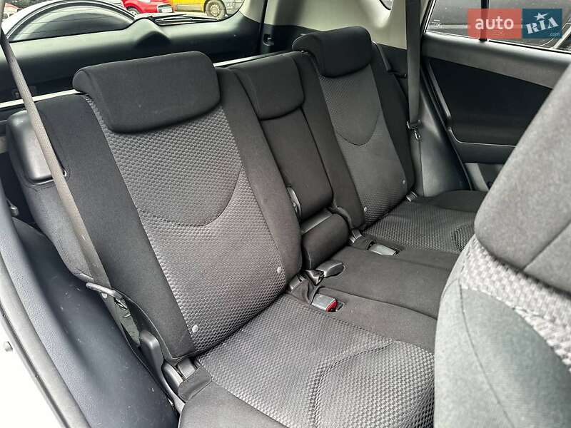 Позашляховик / Кросовер Toyota RAV4 2011 в 
