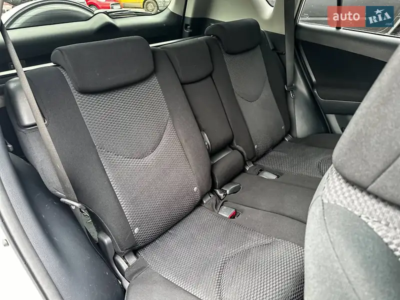Позашляховик / Кросовер Toyota RAV4 2011 в 