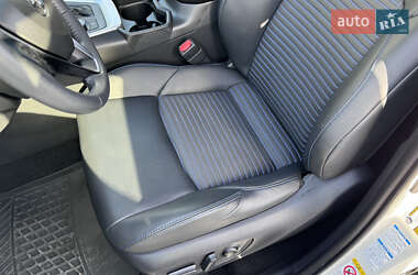 Позашляховик / Кросовер Toyota RAV4 2019 в 