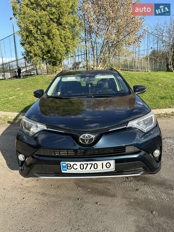 Внедорожник / Кроссовер Toyota RAV4 2016 в 