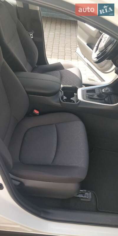 Позашляховик / Кросовер Toyota RAV4 2020 в Львові фото 14 Позашляховик / Кросовер Toyota RAV4 2020 в Львові