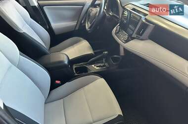 Внедорожник / Кроссовер Toyota RAV4 2018 в 