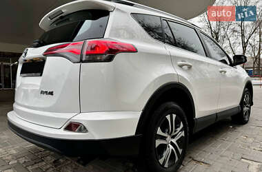 Внедорожник / Кроссовер Toyota RAV4 2016 в 