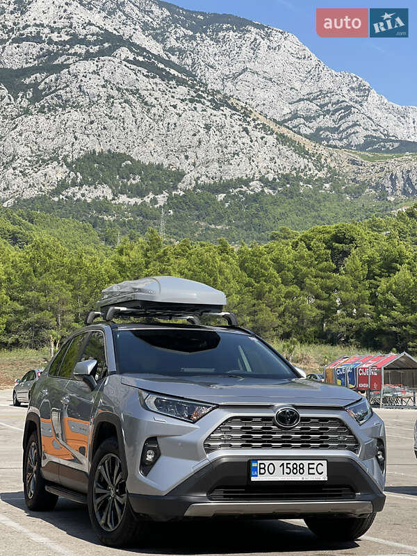 Позашляховик / Кросовер Toyota RAV4 2021 в 