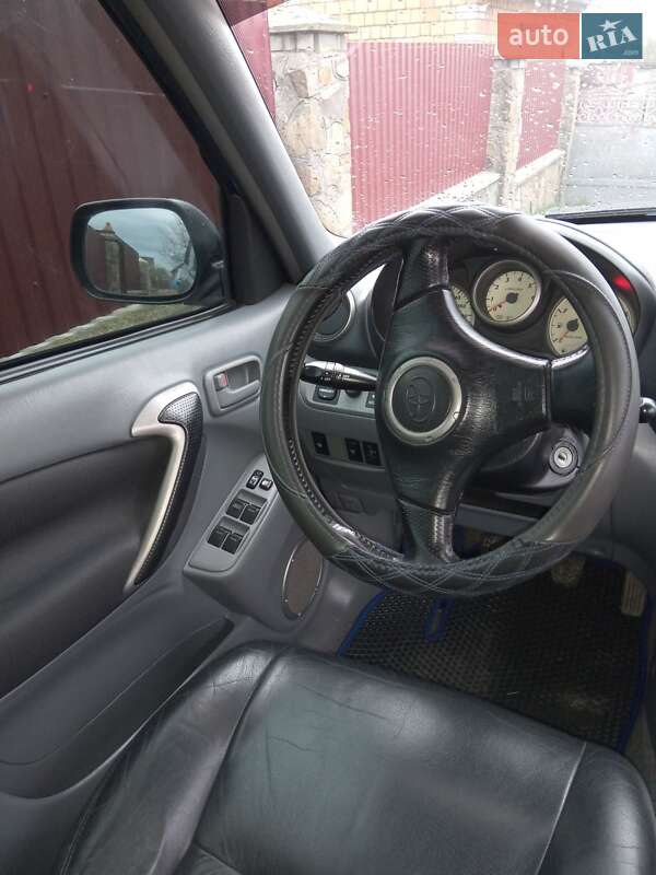 Внедорожник / Кроссовер Toyota RAV4 2002 в Сарнах