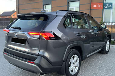 Внедорожник / Кроссовер Toyota RAV4 2019 в 