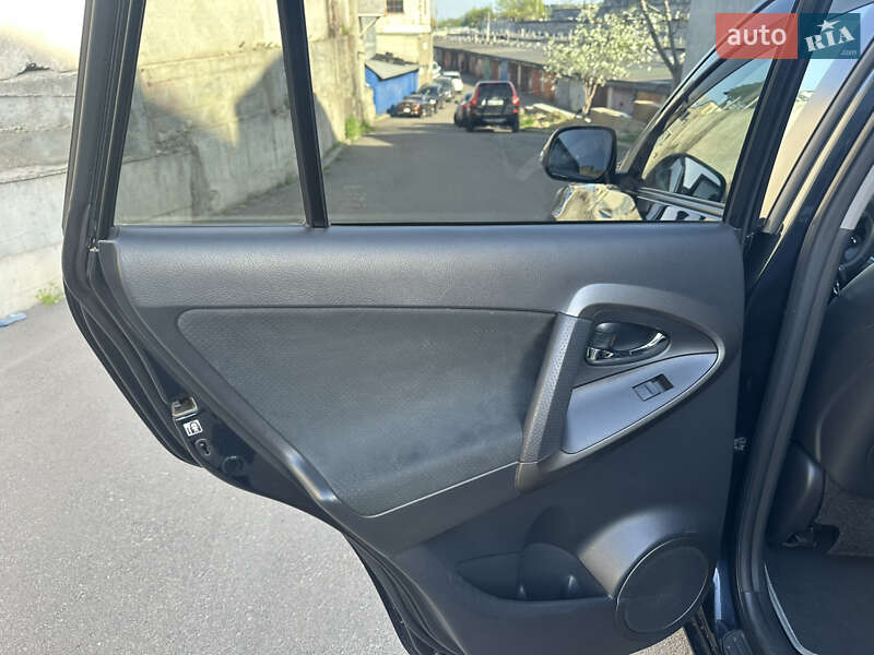 Внедорожник / Кроссовер Toyota RAV4 2012 в Киеве