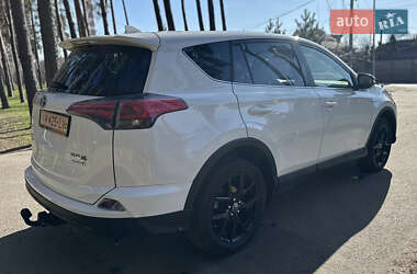 Внедорожник / Кроссовер Toyota RAV4 2018 в 