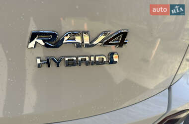 Внедорожник / Кроссовер Toyota RAV4 2018 в 
